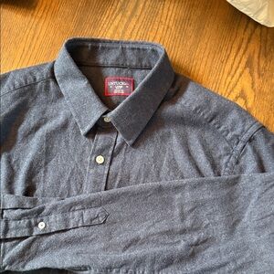 Untuckit Sherwood navy blue 100% cotton men’s button up shirt. Size Large